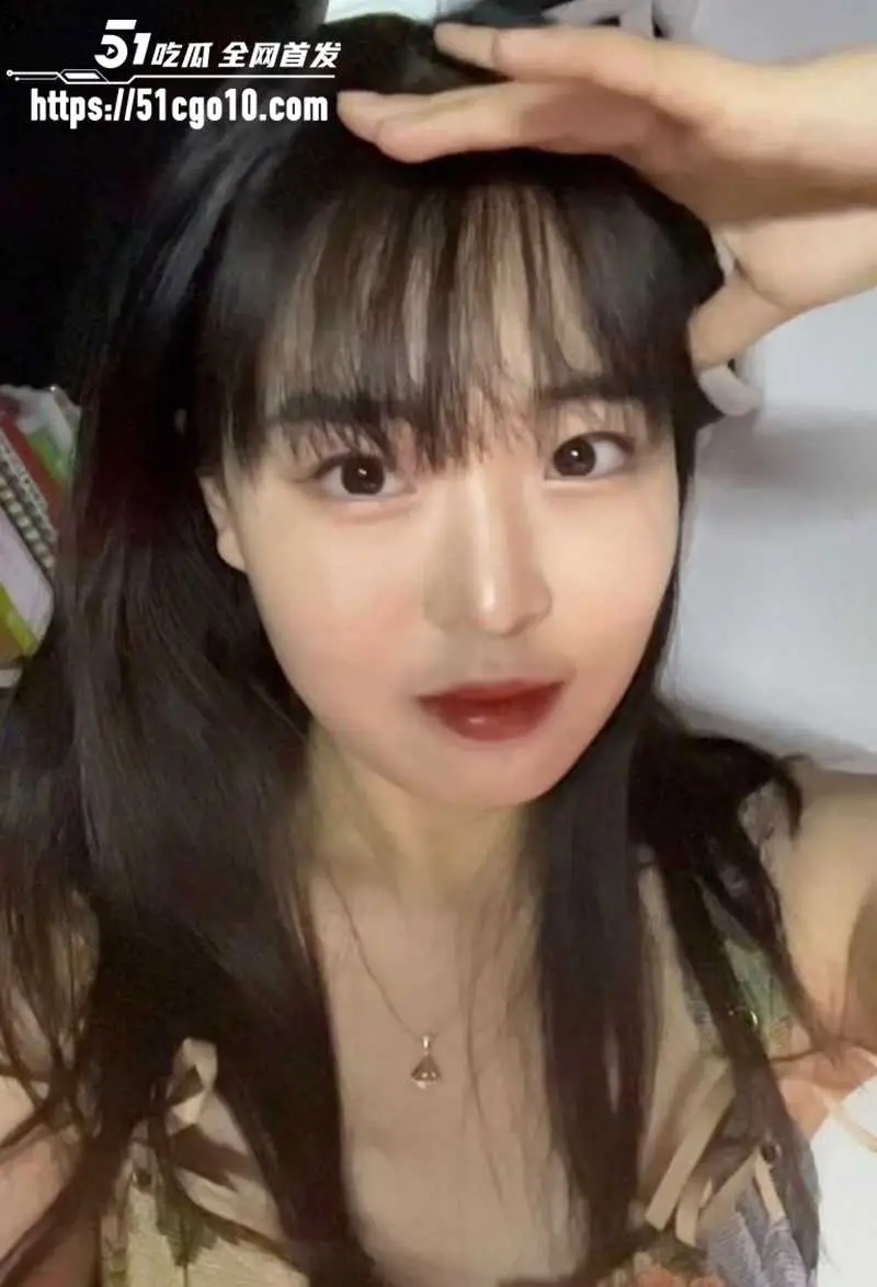 纯美学妹不雅曝光 扮圣诞骚女跪舔榨精 身着黑丝撅臀后入猛操 跳蛋自慰超反差 图2