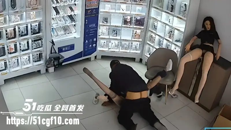 无人情趣店监控偷拍 大爷买充气娃娃现场验货 十几秒就射 体验不好能退货吗? 图3
