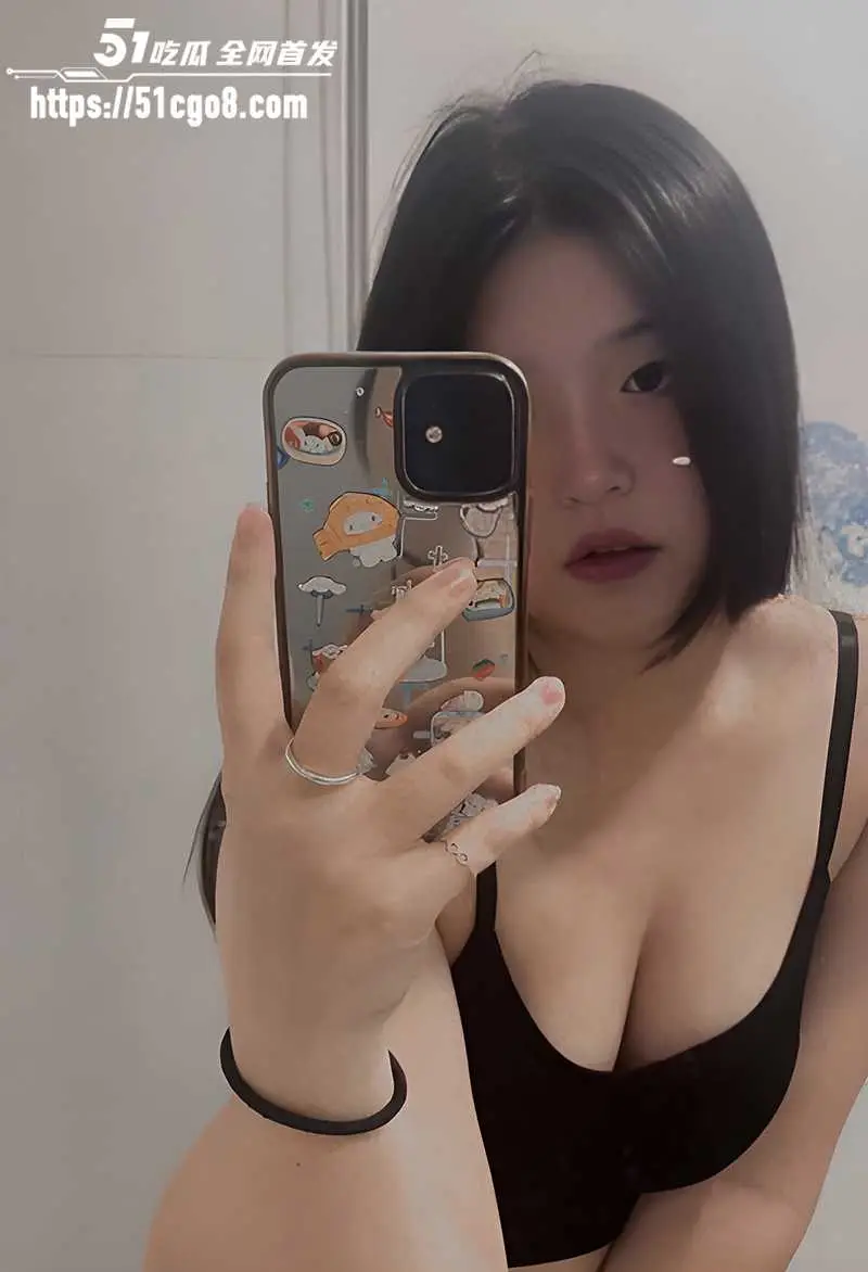 台湾元智大学学妹 芷晴 情侣私拍 奶大臀翘卖力吸屌 顶臀摇穴疯狂骑乘 图2