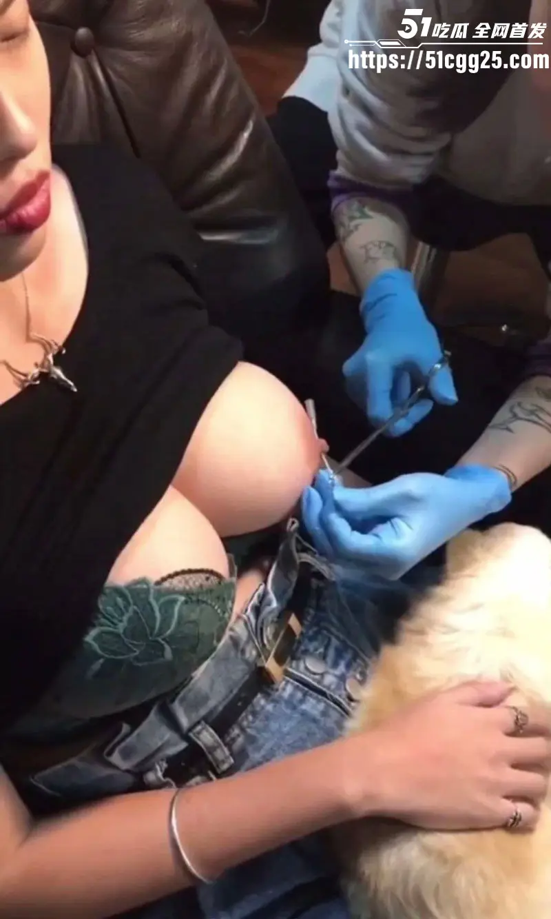 极品巨乳美女 乳钉穿刺全程曝光 性感大奶被紧夹粗暴穿透 痛到倒吸冷气 平凡到淫靡完美蜕变! 图2