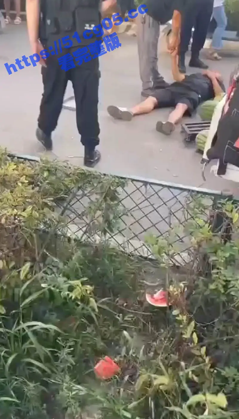 刘华强买瓜杀人走进现实!山西朔州古城广场 西瓜摊主只因多收了顾客3毛钱 就被顾客当场捅死 图3