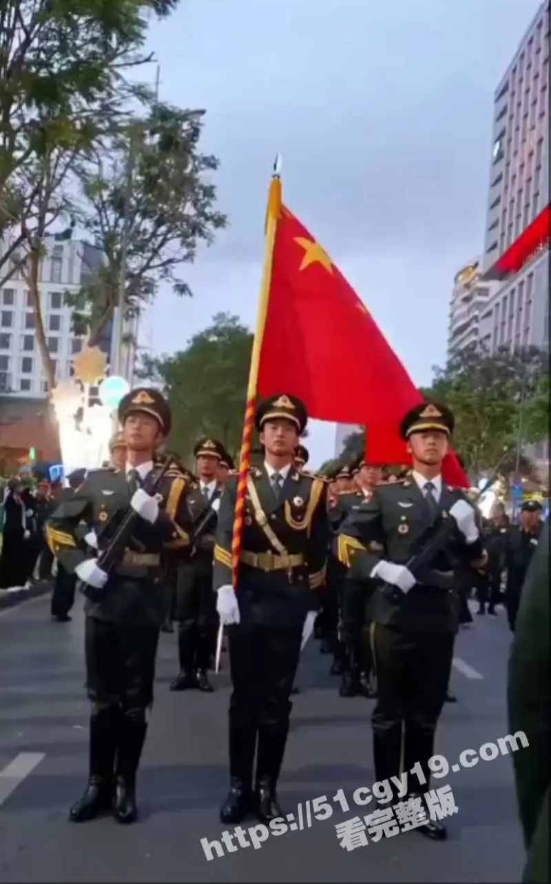 中国仪仗队越南阅兵彩排 英姿飒爽引得众多越南妹妹 疯狂示爱组团求老公! 图5