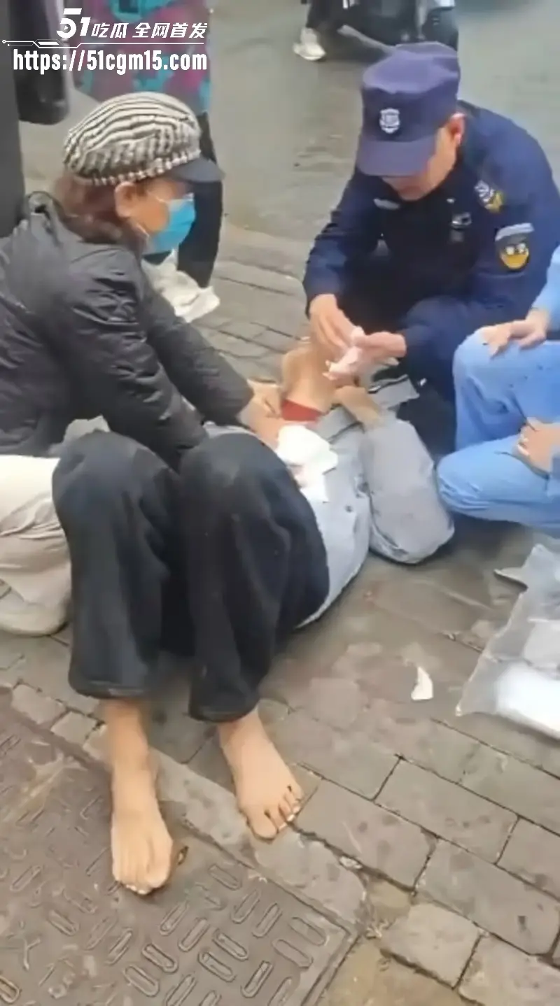湖北武汉青松路 再现国服橘右京 44岁男子不到7秒狂捅四人 被正义群众合力制服! 图4