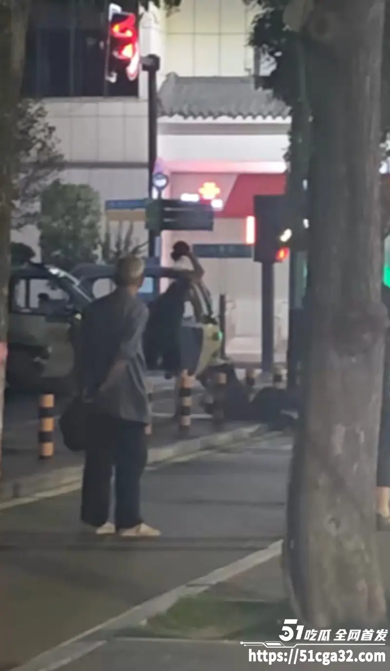 河南一男子深夜醉酒后 手持头盔当街暴打拾荒老人 猛击其头部老人哀嚎不断 现场视频引人公愤！ 图3