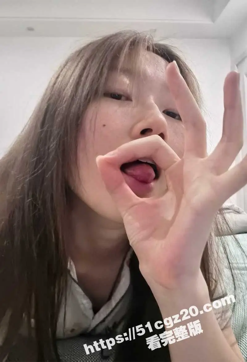 清纯校花学姐 自慰视频被曝 女神竟是反差骚货 抠穴自拍淫水拉丝 木柄插逼玩到喷水! 图3