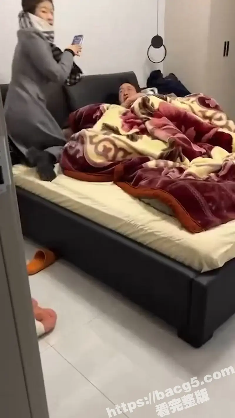 真实抓奸现场实拍 史上最理智的女主和舅哥 不停的追问小三是不是受害者! 图1