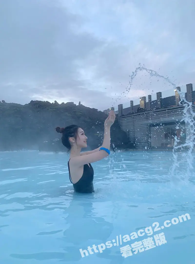 极品嫩模福利姬童颜巨乳裸拍 对着镜子尿尿一线天骚穴赚足眼球 床上翘臀任操潮吹超级淫荡 图2