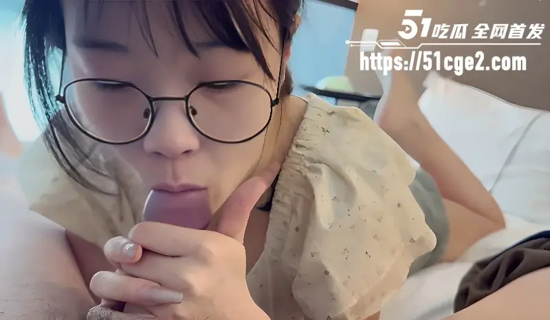 摄影大神 印象足拍 猎艳清纯眼镜妹 口足手同时侍奉肉棒 羞涩模样使人怜悯！ 图6