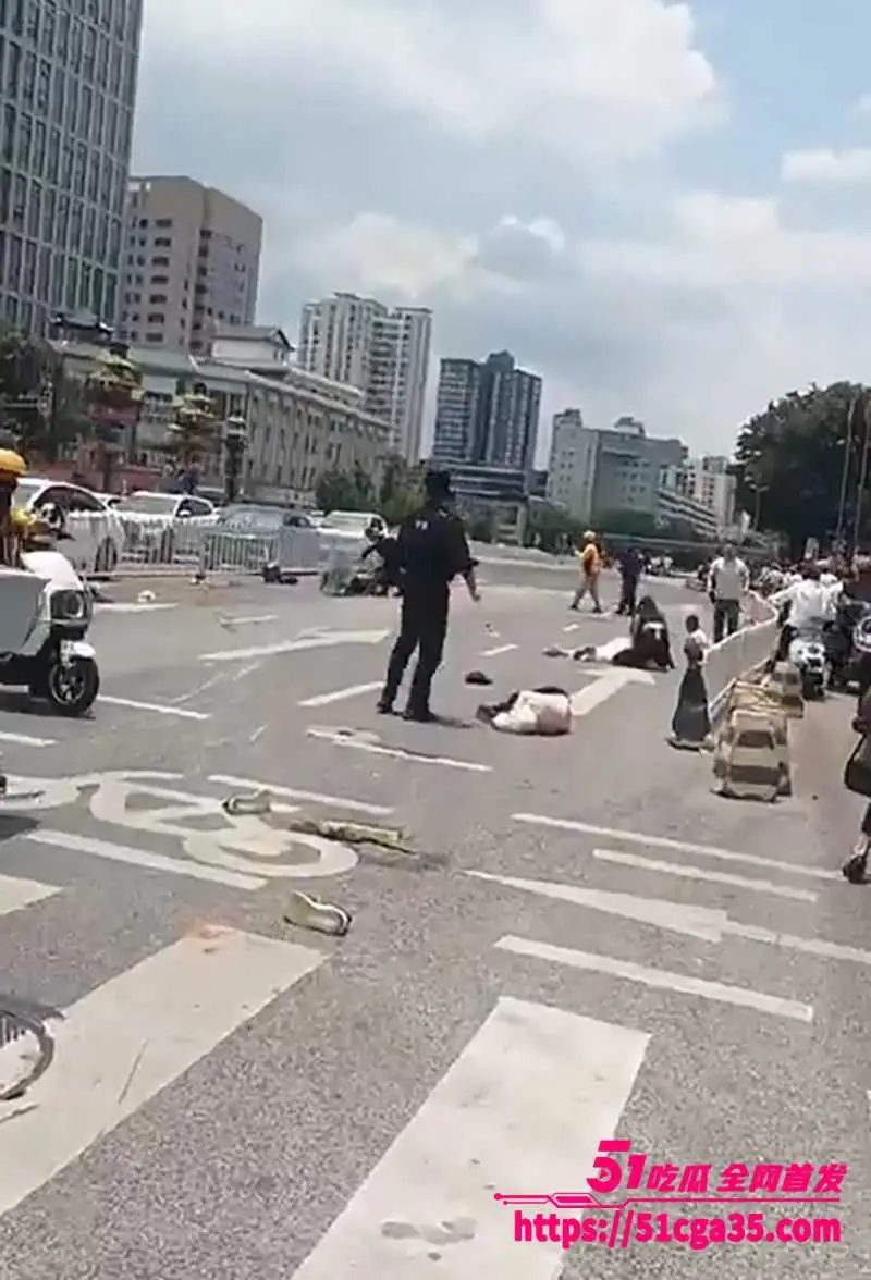 昆明市中心金碧路发生SUV汽车冲撞人群事件 致2死9伤 多名特警持枪与车主对峙 场面堪比大片! 图6