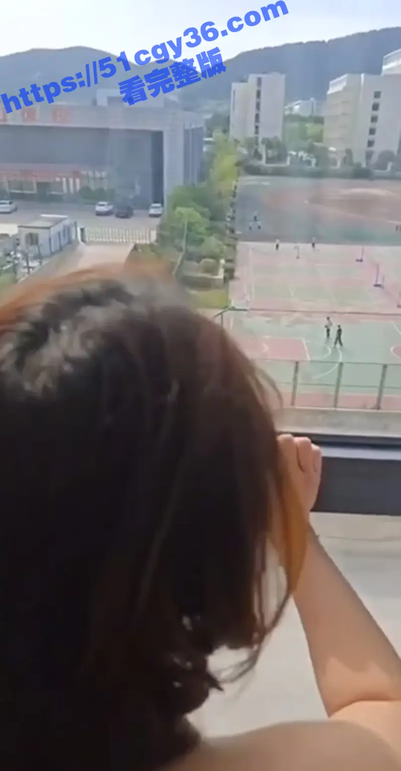 徐州生物医学工程学院 短发少女全裸在教室窗前被男友后入 视频流出全校疯传！ 图2