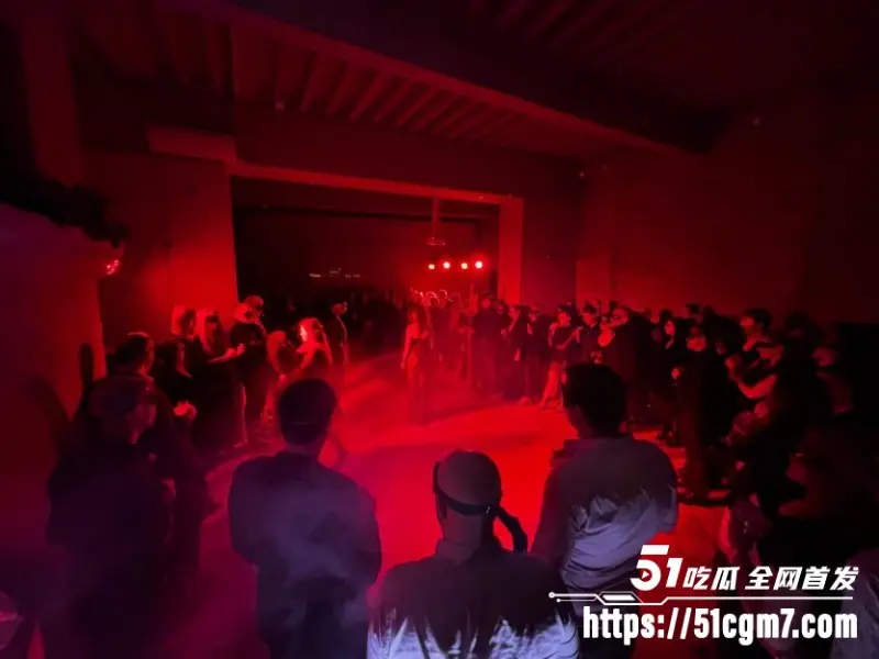 世界高端夜总会 玫瑰黑剧院 情色内幕私拍 超级富豪沉迷酮体上演禁忌狂欢 调教蹂躏场面犹如活春宫 图7
