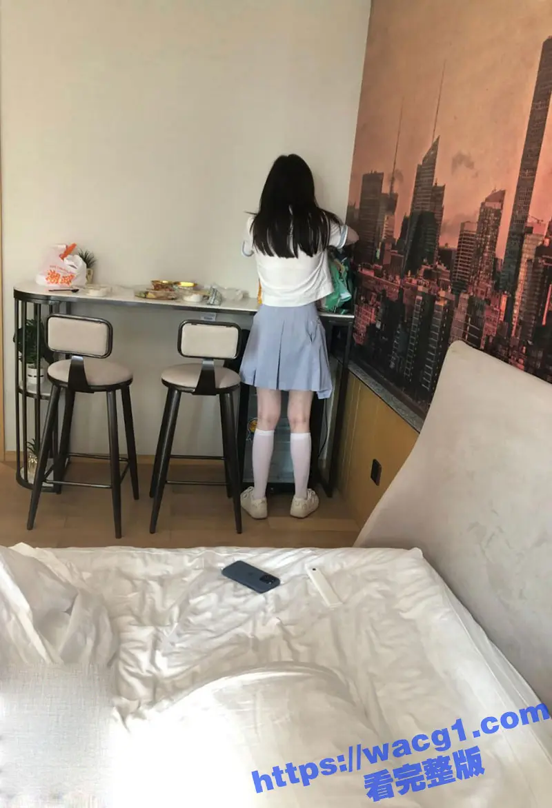 极品白虎巨乳00后高中生 穿着JK的样子真的是集清纯与淫荡为一体的存在啊! 图5