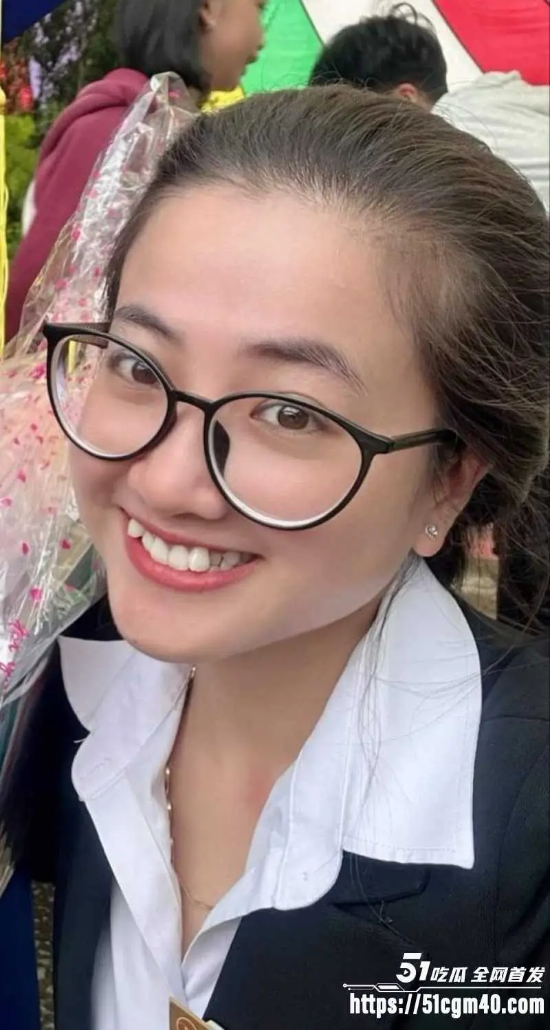越南技商银行 女职员 被副行长潜规则 骚穴无套暴力打桩 浪叫不断彻底沉沦！ 图1