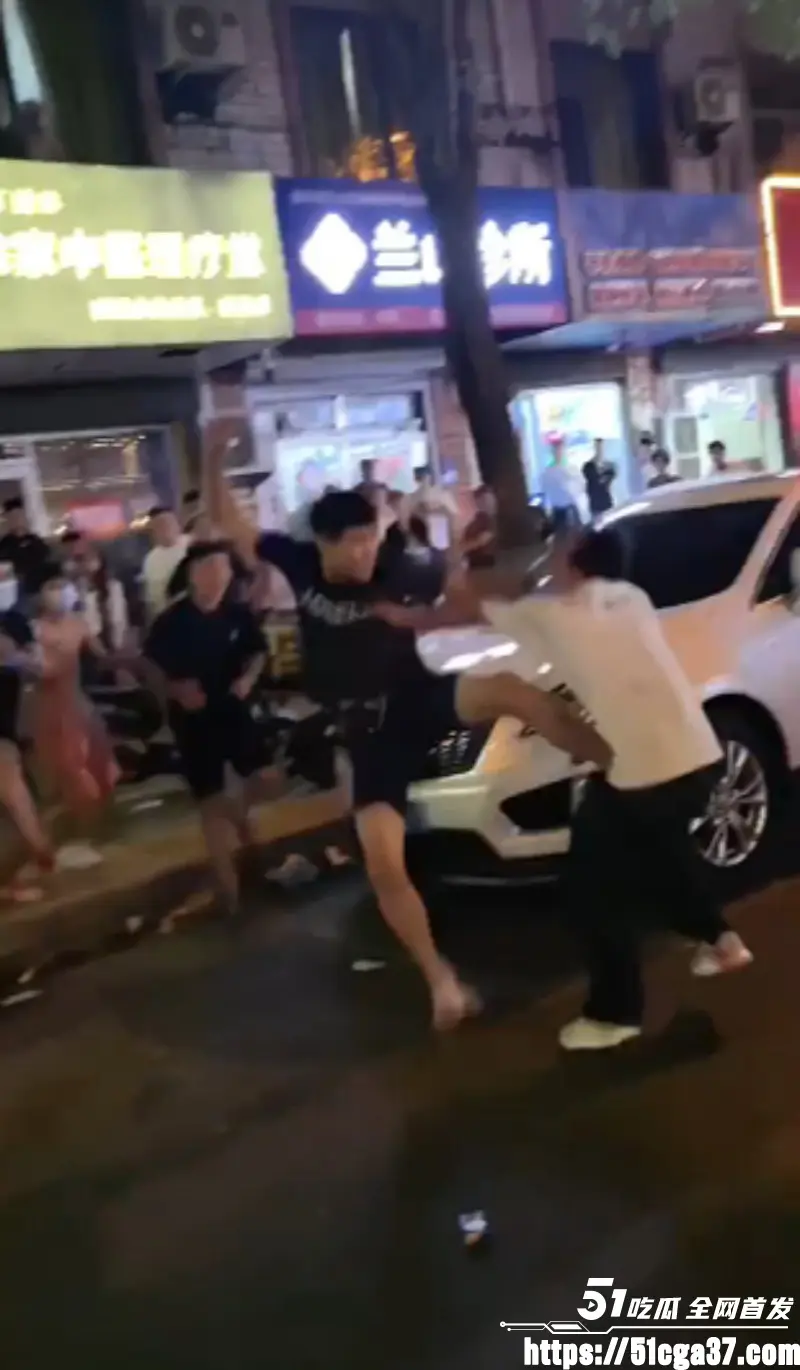 精神小伙当街复仇 多人齐上围殴白衣男子 招招致命直击要害 甚至上演雷欧飞踢! 图2