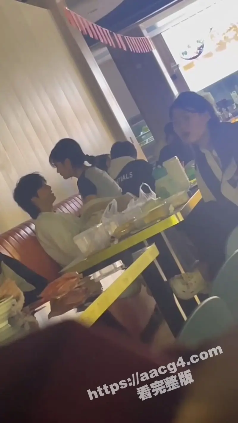 小情侣胆大妄在餐厅公开调情当众做爱 摸鸡巴摸奶子上演激情大片 众人也是你们play的一环吗 图5