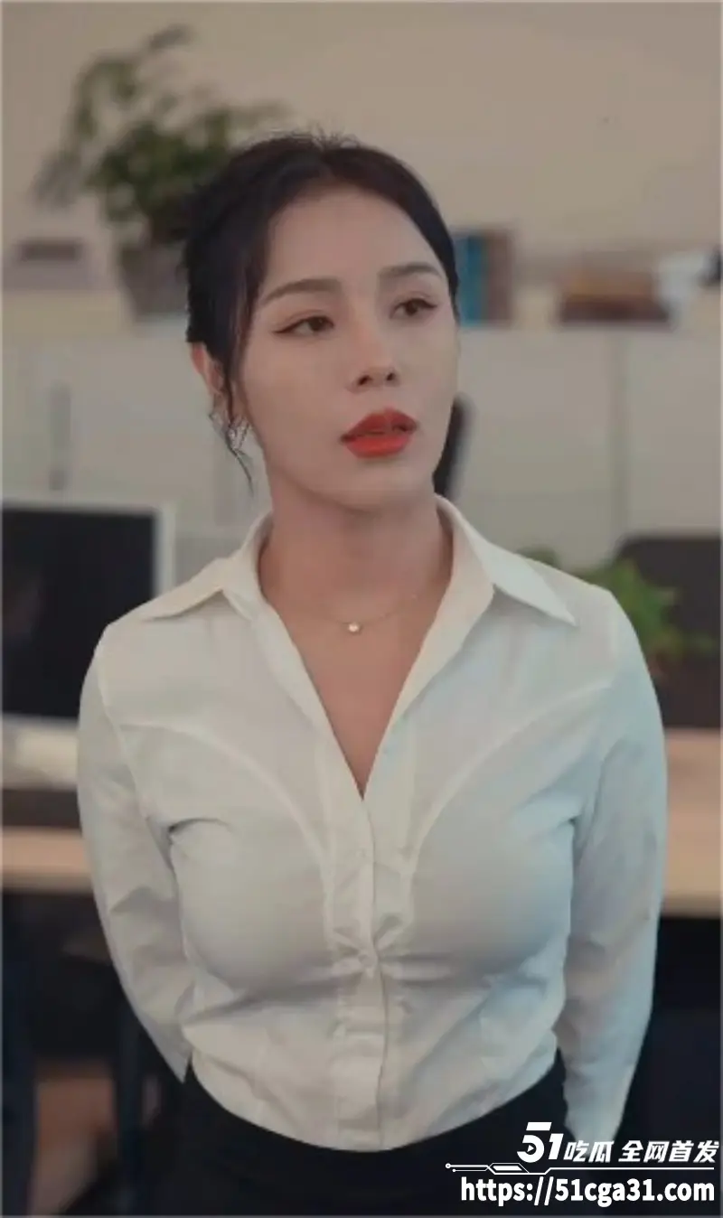 擦边短剧《职场新豪》卑微打工人发现风骚女总监与老板偷情 偷拍要挟后意外成功逆袭人生！ 图3
