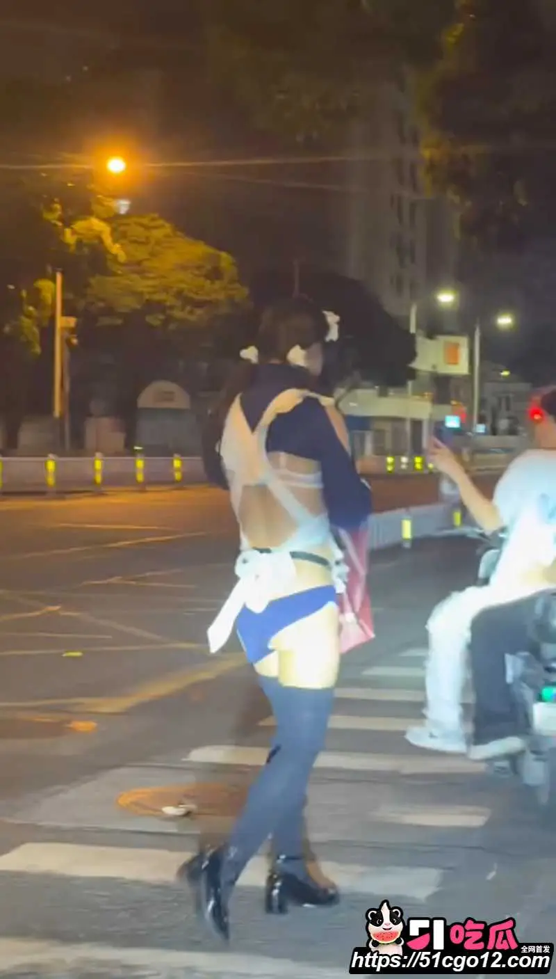 广州顺发公园 母狗夜闯男公厕 穴夹跳蛋直播露出被围观 这又是哪位主人的任务? 图4