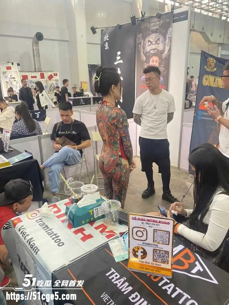 山东国际纹身展第六届开幕 多位通体美女现场大尺度纹身 露逼露奶诱惑十足! 图3