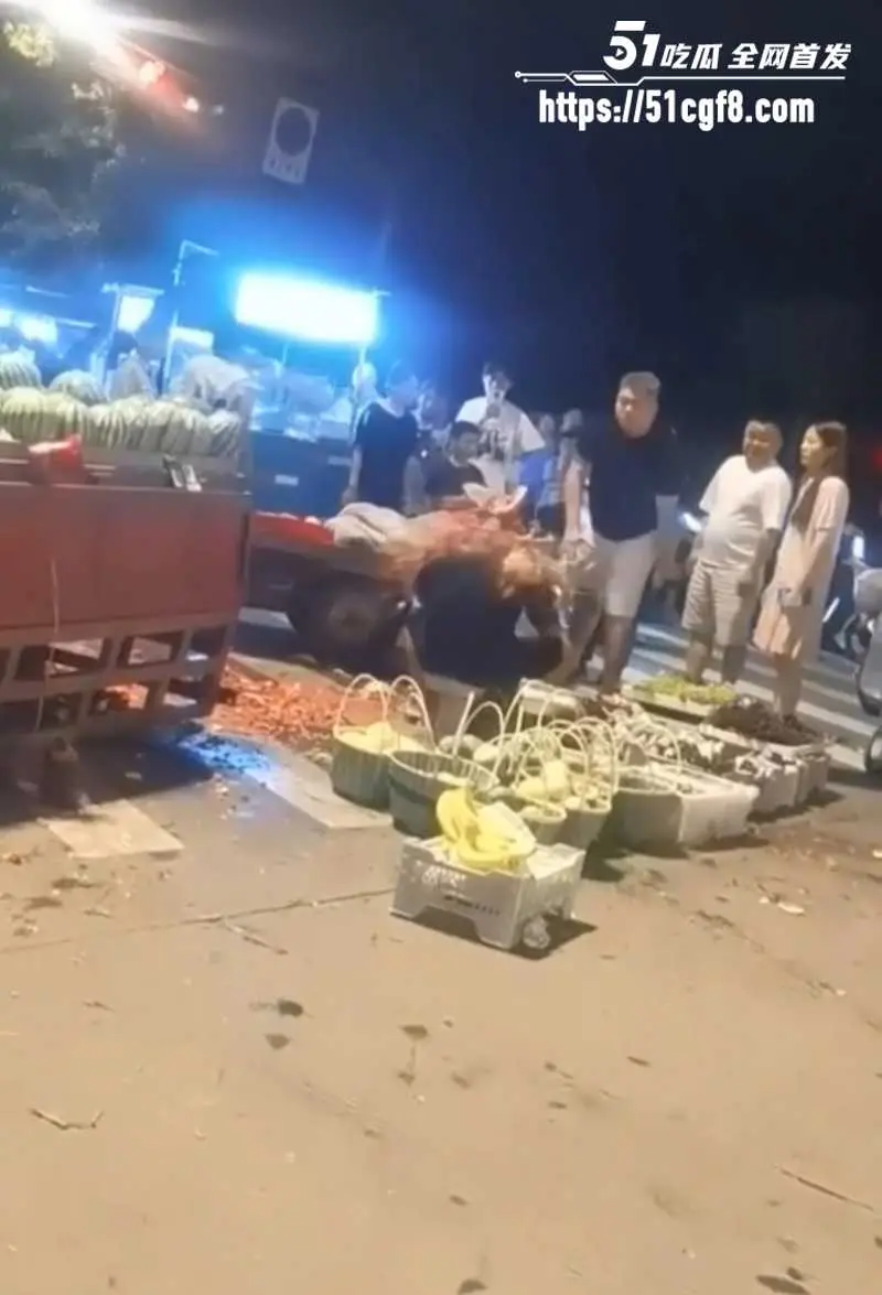 宁波恶毒夫妻 挑瓜掐果还耍凶 疯狂砸瓜殴打摊主 现场视频让人恨的牙根痒 图2