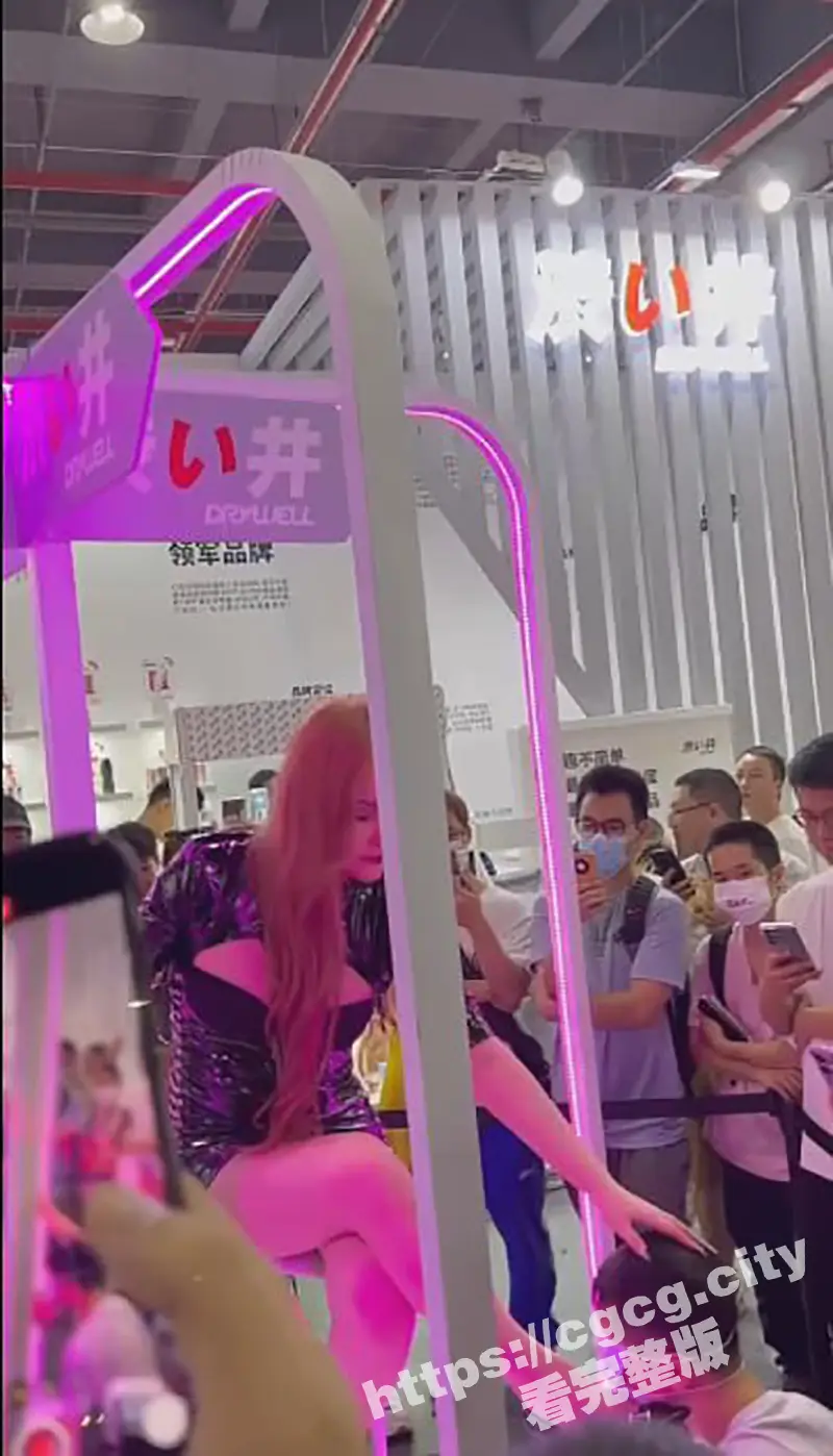 这是哪位瓜友 情趣展大庭广众直接给女主人舔高跟鞋 图1