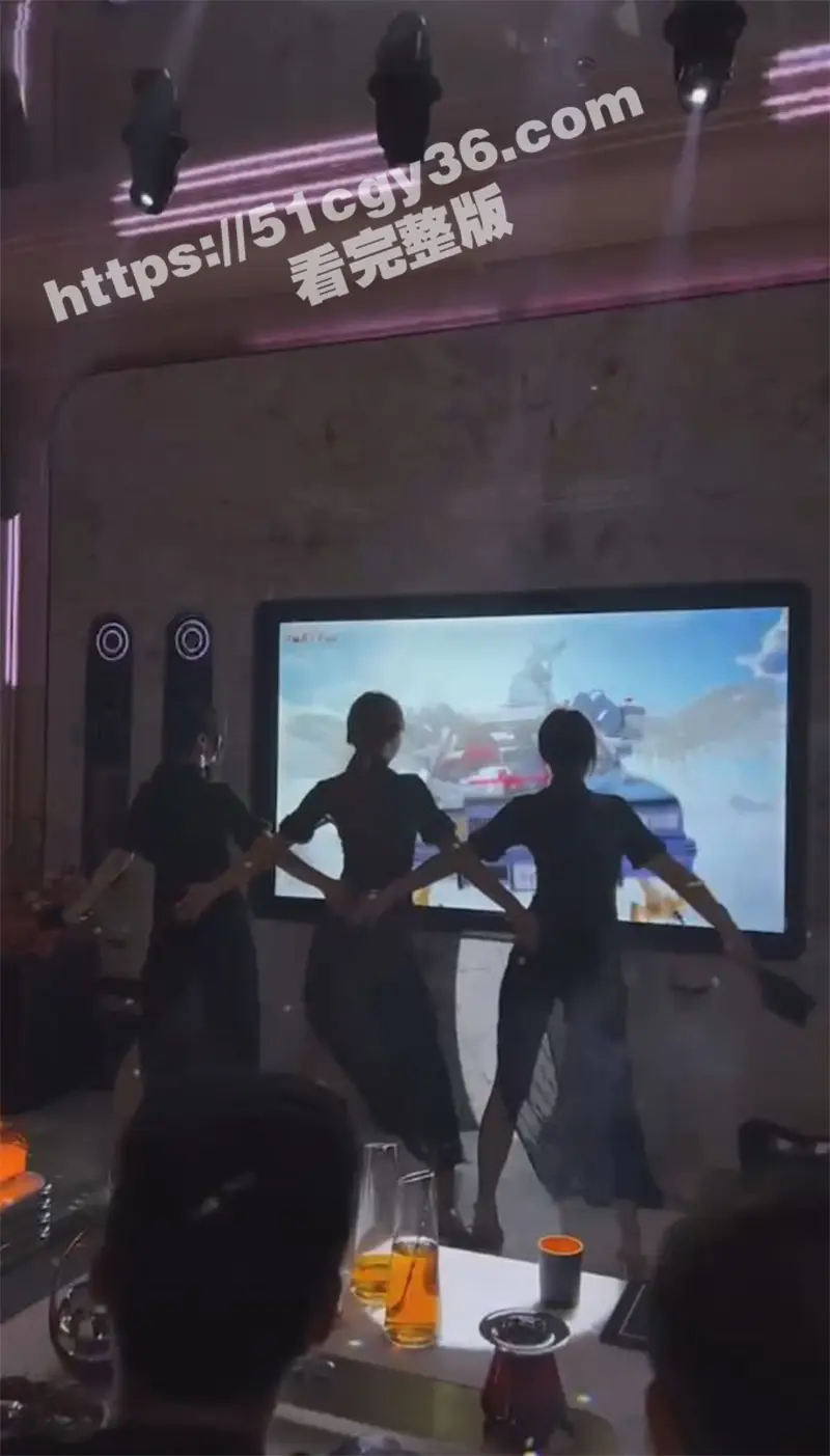 KTV包厢的淫乱现场 汉服美女曼妙舞姿后脱衣艳舞大秀 白皙娇躯性感内衣尽显 扭臀热舞媚眼挑逗 诱惑到极致! 图2