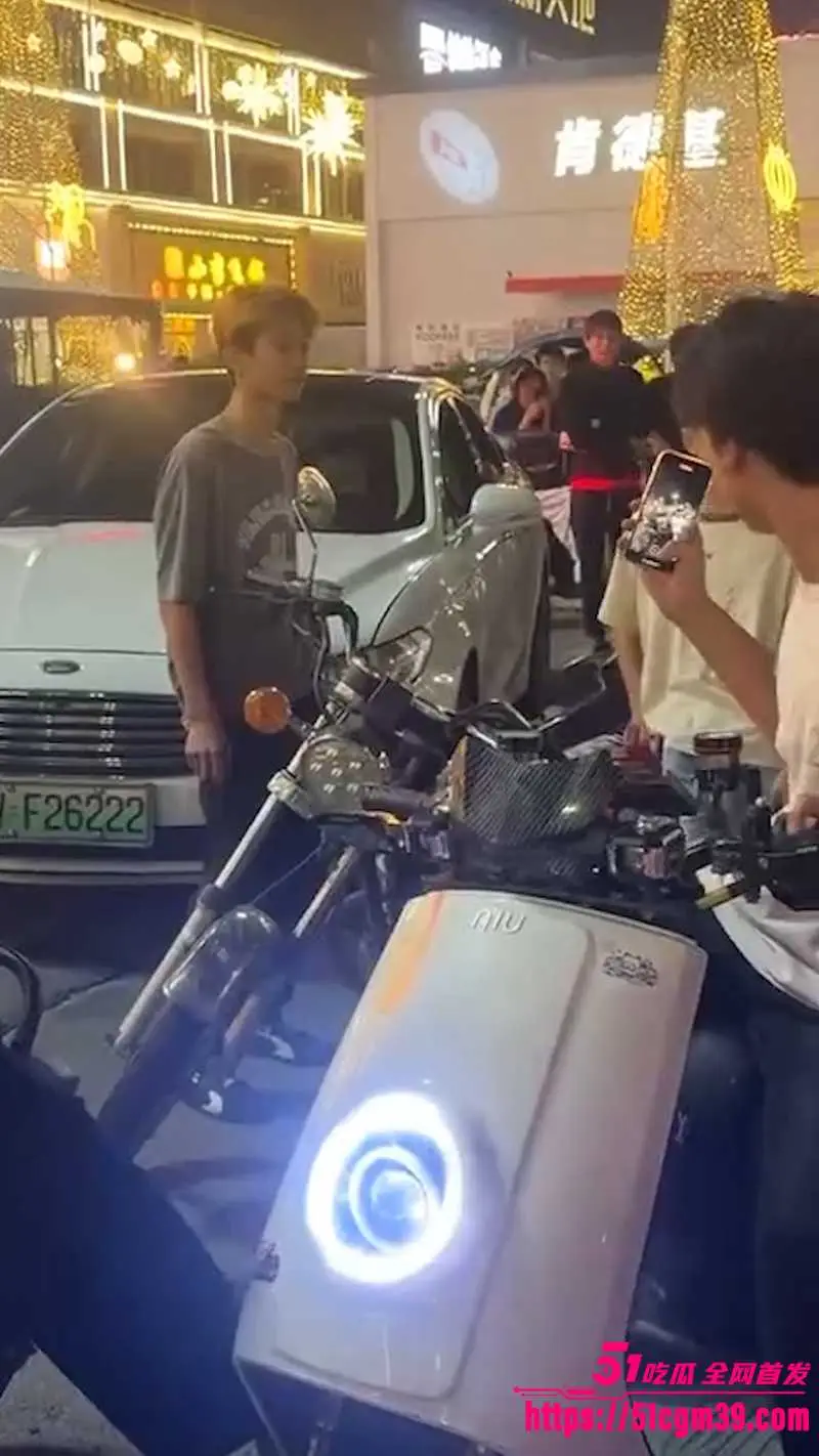 广东潮汕 精神小伙街头纠纷 持刀狂砸摩托车 场面混乱如同古惑仔重出江湖！ 图5