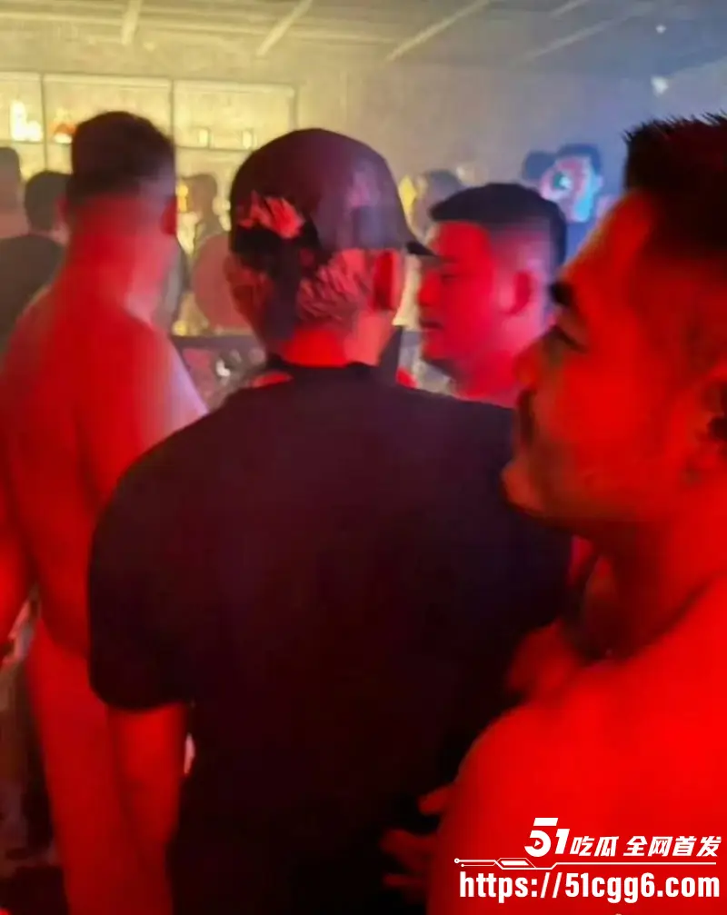 韩国影帝 刘亚仁 现身上海gay吧 现场与同性恋亲密互动 早期更被曝出因性侵被立案 远赴泰国约炮视频流出！ 图5