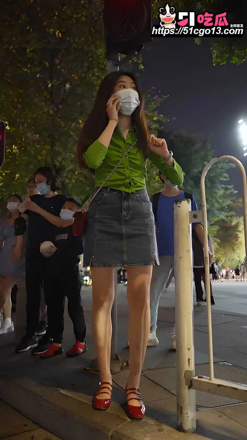 顶点大师系列 逛街抄底偷拍多名嫩妹 肥嫩翘臀骚窄内超诱惑 裙底风光直接送到眼前 图2