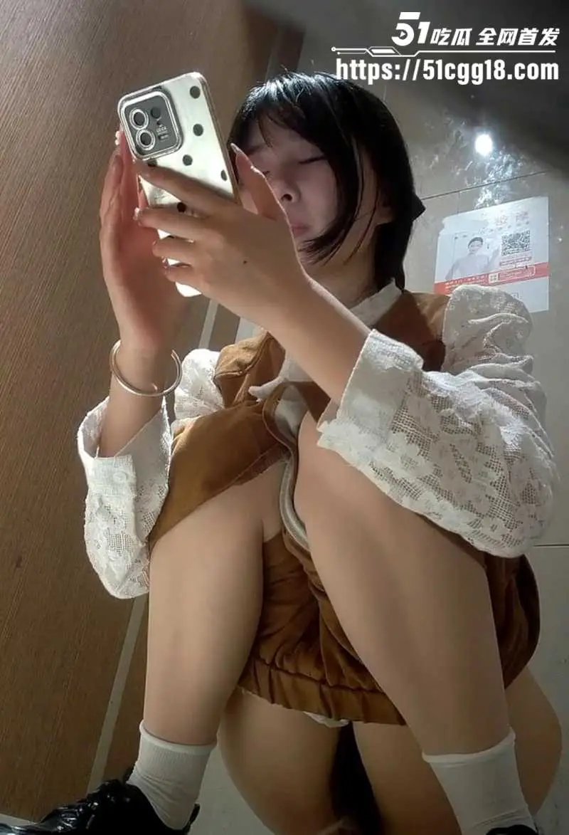 酒吧女厕高清偷拍 多位清纯美女脸穴同框 角度专业阴毛阴唇清晰可见 各种美鲍器型喷出热尿! 图5