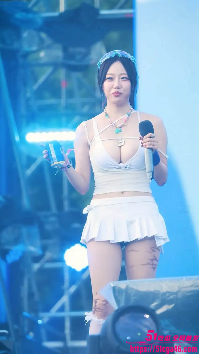 韩国人气女团成员 JEEWON 演唱会惊现露点 低胸装难遮爆炸巨乳 粉嫩乳晕成功收获流量密码! 图3