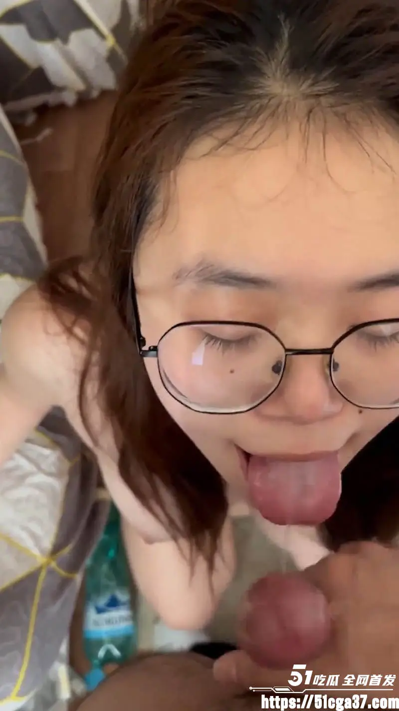 极品巨乳眼镜婊被调教视频流出 跪地主动深喉口爆狂秀口技 舌尖灵活挑逗大屌 淫态尽显! 图7