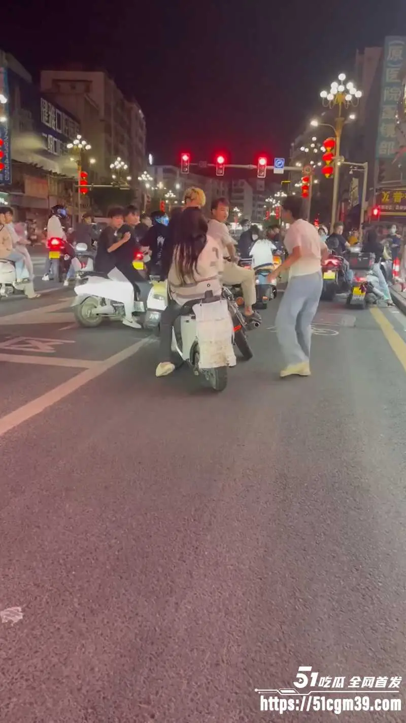 广东潮汕 精神小伙街头纠纷 持刀狂砸摩托车 场面混乱如同古惑仔重出江湖！ 图3