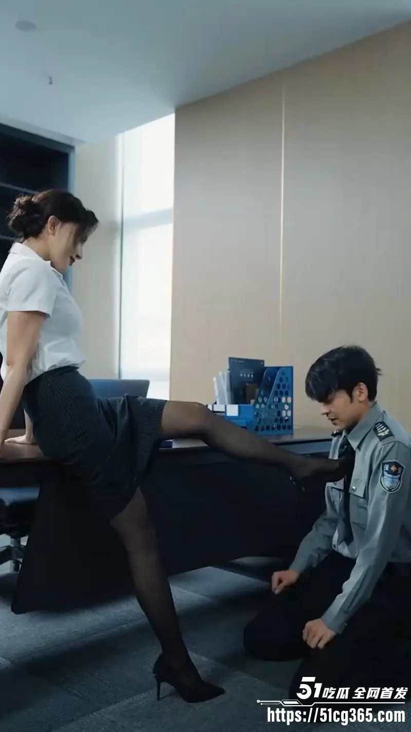 擦边短剧《贴身保安》完整版！保安叶非凡逆袭美女总裁 制服诱惑黑丝挑逗 充满情欲张力！ 图5