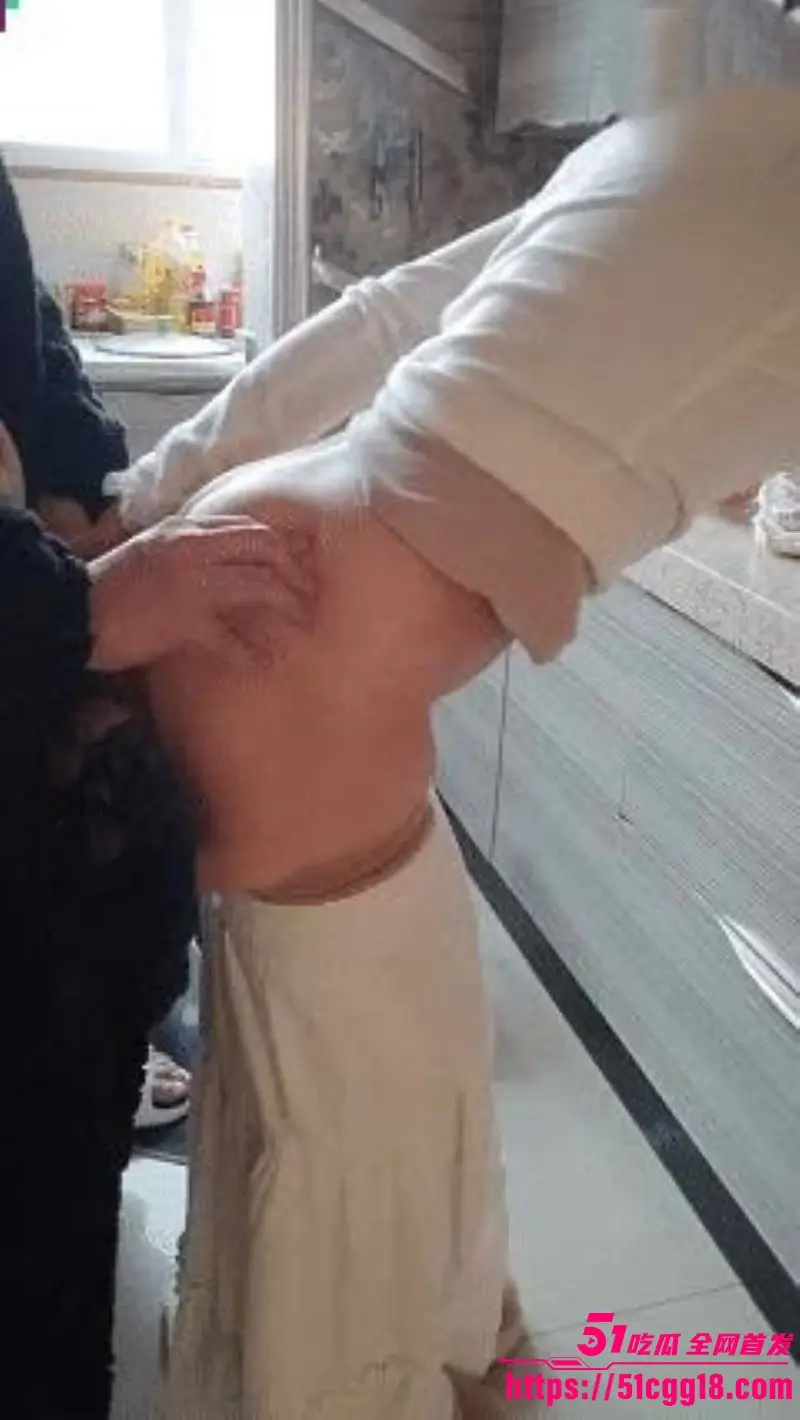 海角乱伦大神 小毅和夹子妈妈 新作 骚妈阳台晒衣服 儿子不停在身上游走 带到客厅激情啪啪 淫水狂喷！ 图2