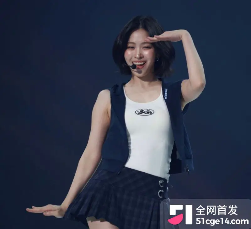 韩国知名女星 申留真 巡演时伸手扣逼惹争议 直播亲释并致歉 却被质疑跳蛋取悦金主! 图9