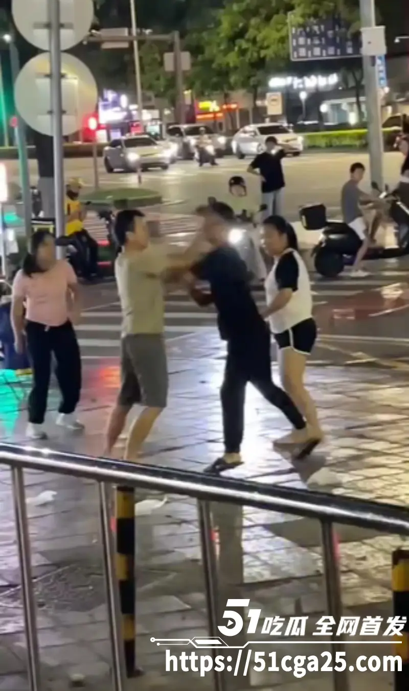 小吃商贩因抢生意起争执 街头上演2V2男女混战 锁喉抱摔飞踢 动作娴熟堪比职业选手！ 图5