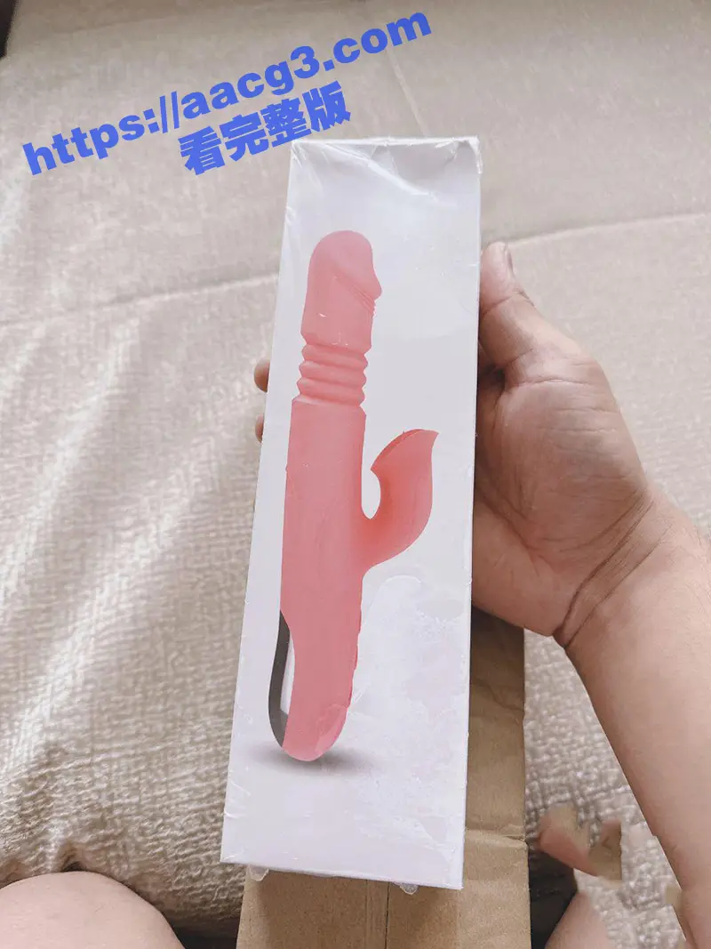 妹妹竟然偷偷买按摩棒自慰 而且自慰时竟然不锁门 这下可让偷窥到全过程的哥哥抓到把柄了 图1