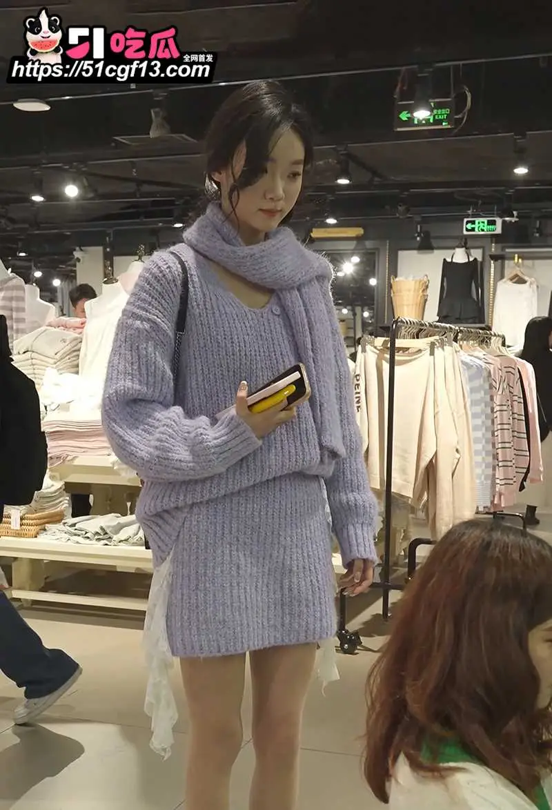 顶点大师系列 跟踪抄底美女少妇 贴身怼拍肉丝半透内裤 肥臀穴缝一览无余 图5