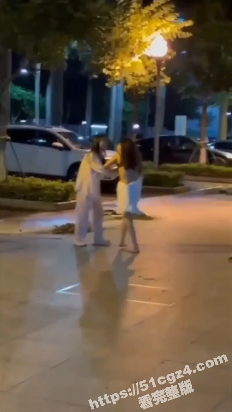 广西街头捉奸现场 性感小三被原配抓住 衣服都快被扯掉了 原配崩溃大喊：去我床上搞啊 图5