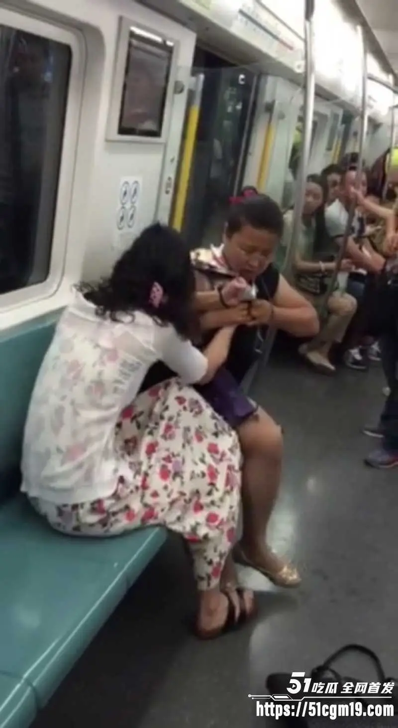 反差小仙女地铁互撕衣服 当场露出雪白诱人酮体 吃瓜群众围观骚动一片 图1
