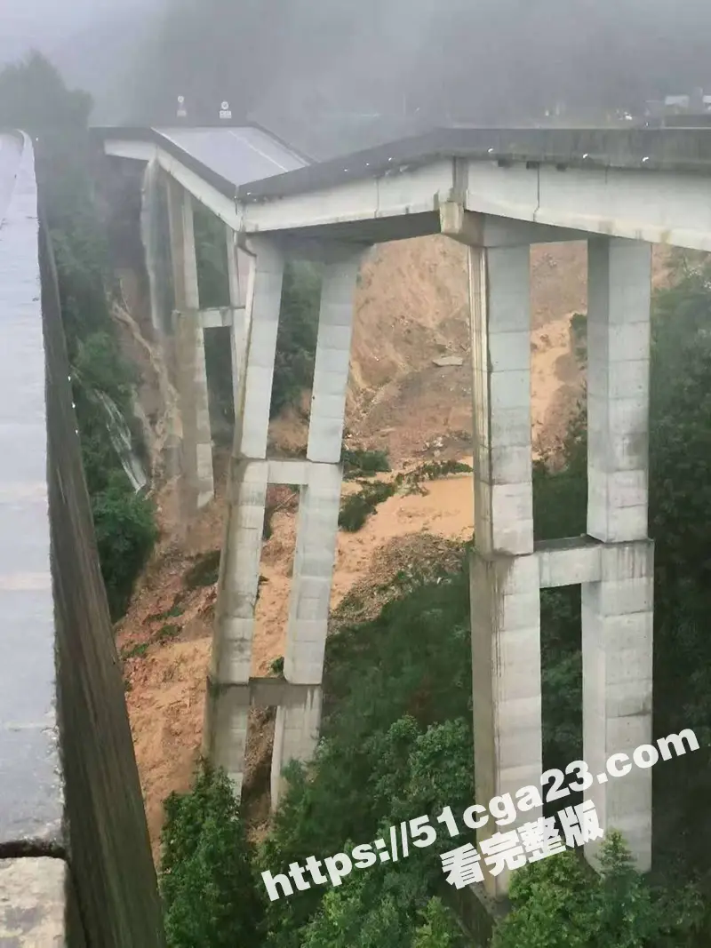 厦蓉高速千秋大桥发生坍塌 卡车司机被困悬空驾驶室 救援人员十分钟飓风营救 为他们点赞！ 图2