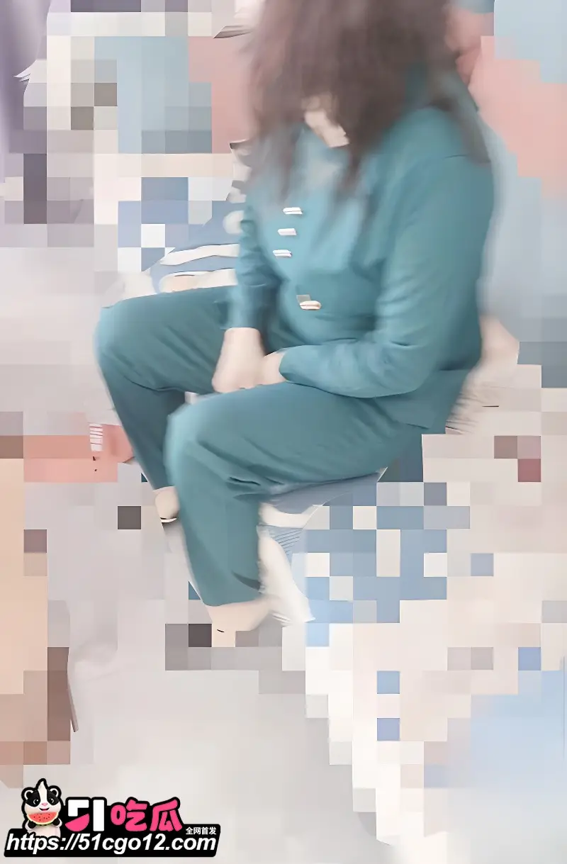 海角大神包容的岳母 丈母娘把我叫她家 沙发扒掉内裤强制抽插骚穴 操完哭着让我滚 图2