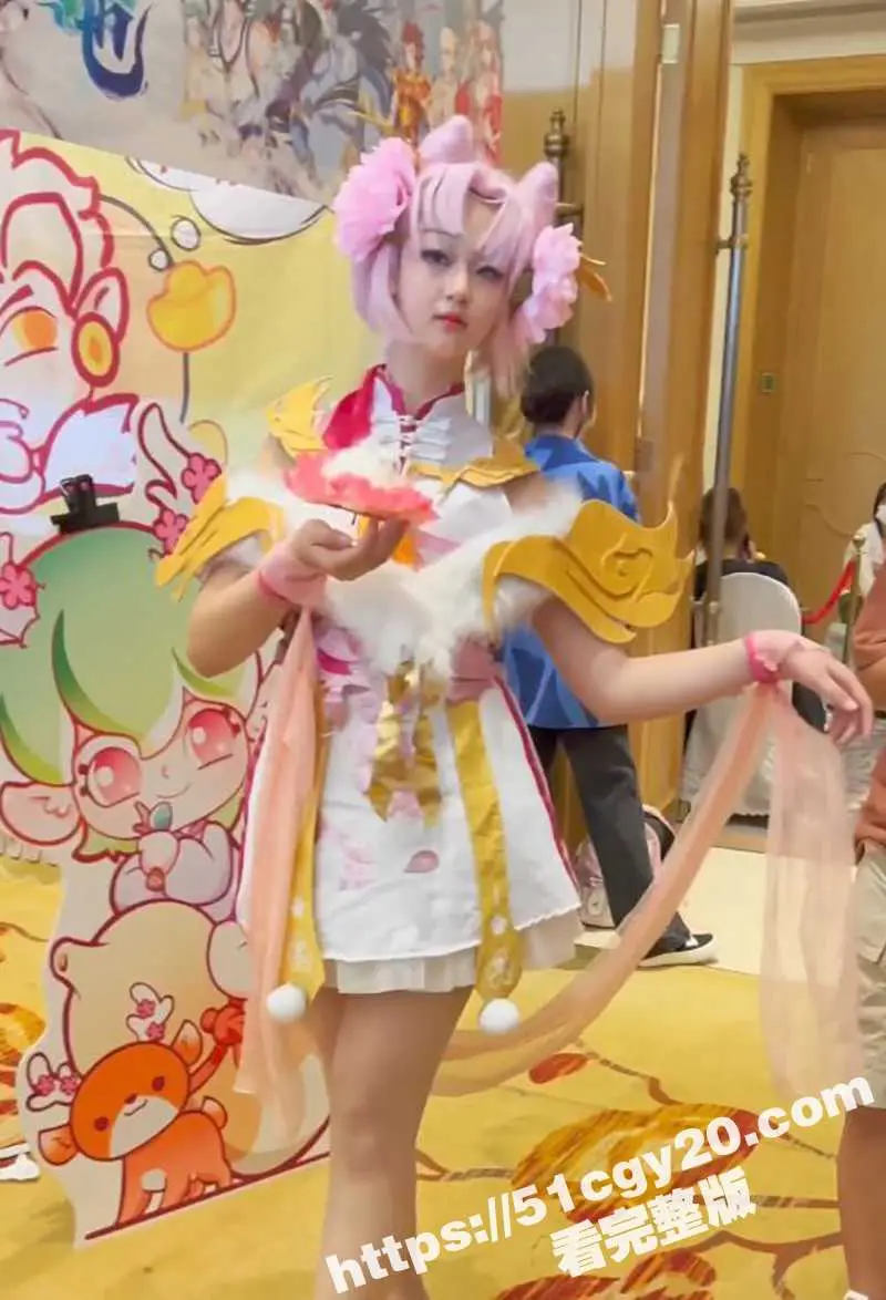 KFC漫展抄底偷拍大曝光 Coser嫩妹裙底风光超诱惑 各种肥穴美鲍 脸穴同赏刺激到炸！ 图3