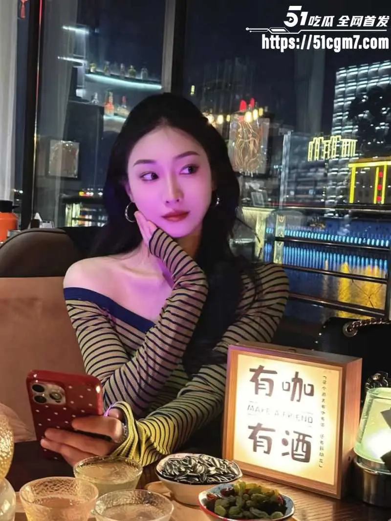 河南性瘾痴女 李若欣 被情夫曝光大量私拍 纯欲御姐反差感十足 淫靡表情风骚入骨! 图1
