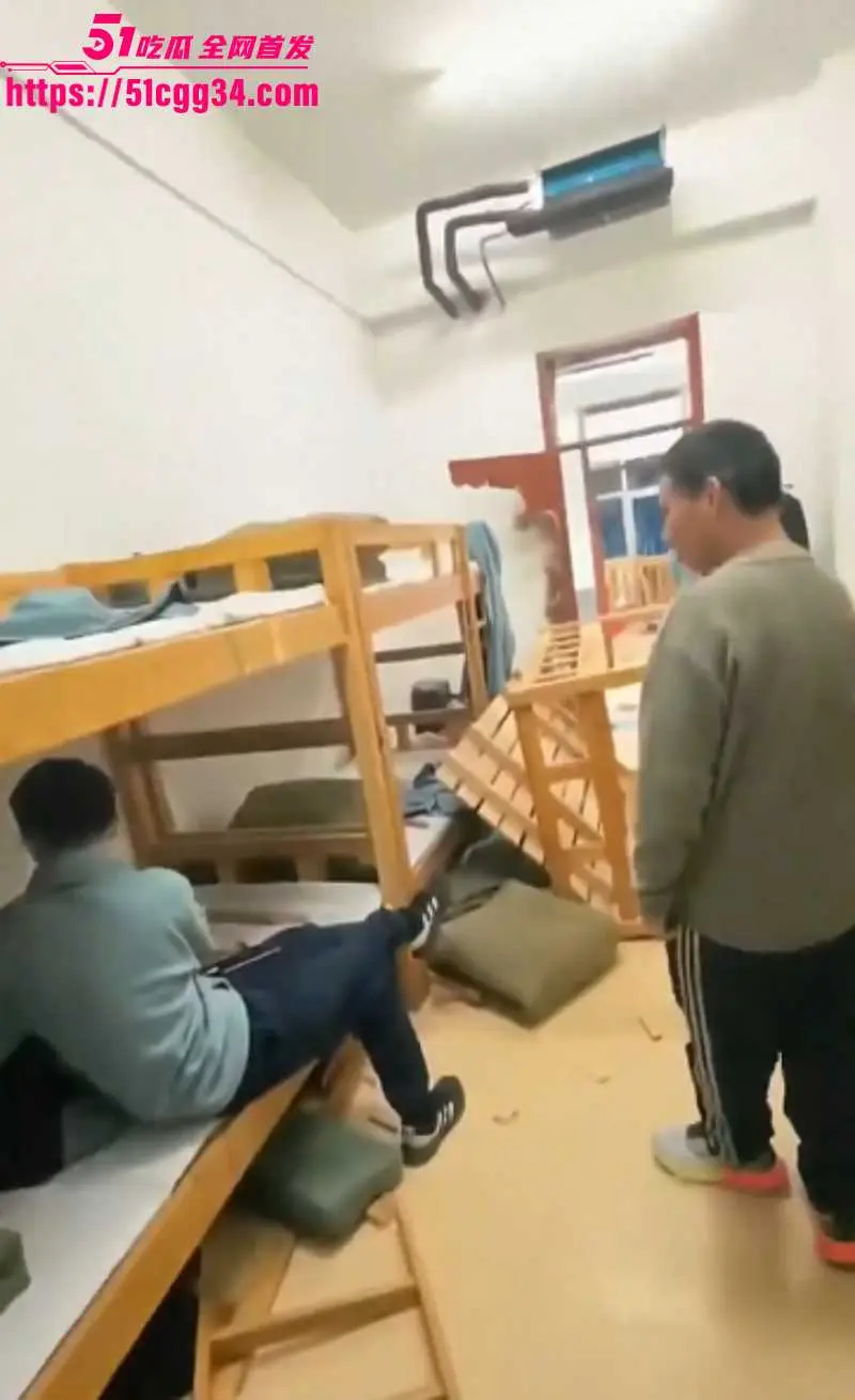 山东环帝祥龙素质教育基地 教官打人导致学生暴动 疯狂打砸宿舍沦为废墟 现场视频流出！ 图2