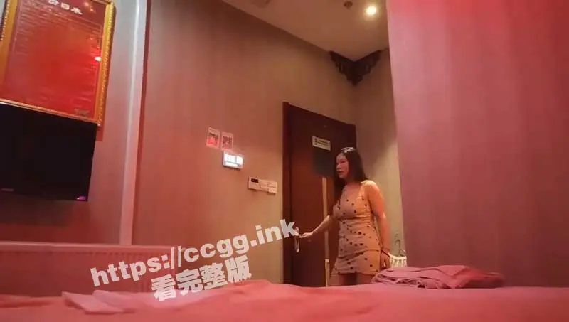 你来做服务 老板很高兴 但你开直播，老板不喜欢！小伙偷拍直播嫖娼过程被老板当场抓包！还有中文字幕哦 图1