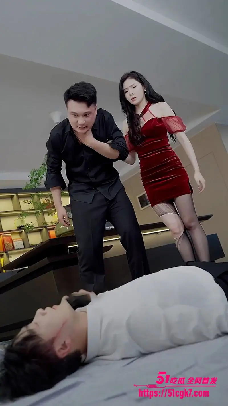 擦边短剧《重生传奇》我一天到晚都在想着怎么赚钱给老婆花 可她却已经跟我不是一路人了 伤透心的我重生后身边美女如云! 图2