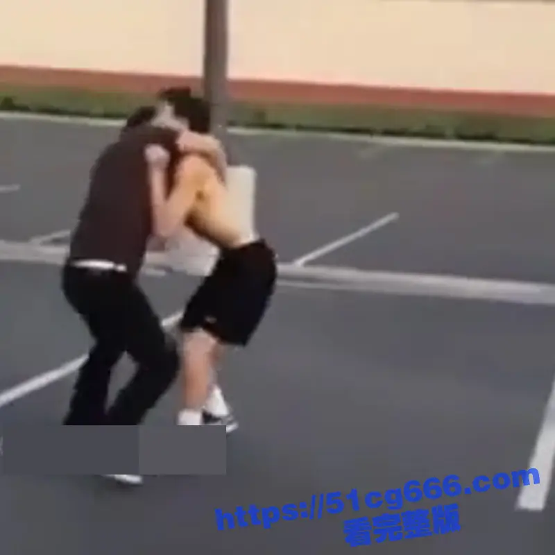 暴力街区！俩男子街头打架 手臂被硬生生的被折成三段 看着好痛啊 图1