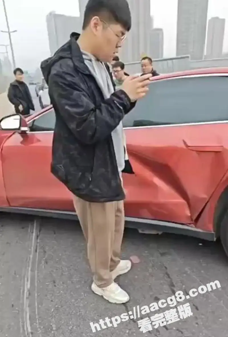 河南郑州蔚来发生车祸 首发电池弹射技术 弃车保帅立大功 现场视频流出 图4