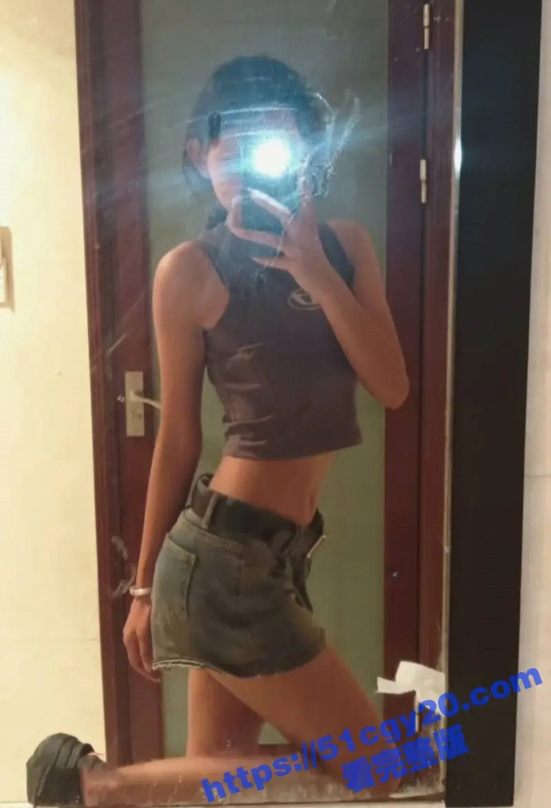 贵州女大学生 与男友性爱视频流出 酒店被捆绑双手调教 撕破丝袜后入猛操 粉嫩小穴喷水如泉淫水四溅! 图1